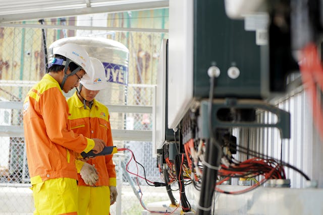 Des électriciens professionnels